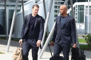 图片报：拜仁全队返回慕尼黑时神情严峻，仅埃贝尔一人露出笑容