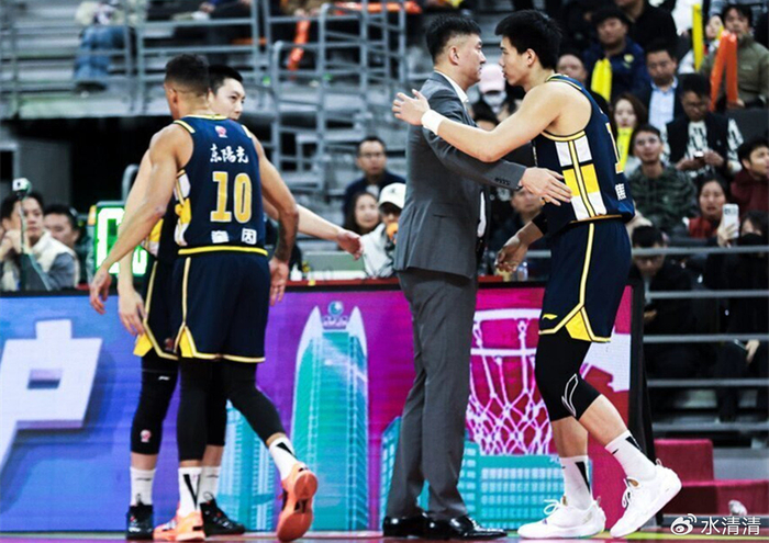 电竞比分-广东男篮逆势而为，最大优势与劣势并存，杜锋指导最后一搏？|胡明轩|萨姆纳|奎因|徐昕|徐杰_新浪体育_新浪新闻