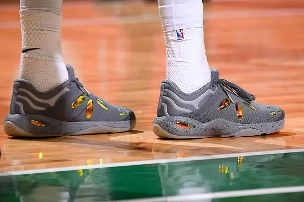 电竞直播LCK-布朗穿着个人品牌球鞋，砍下30分10篮板5助攻3抢断